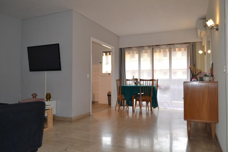 Communal lounge/ TV room, TV and multimedia, Living room, Seating area, Dining area