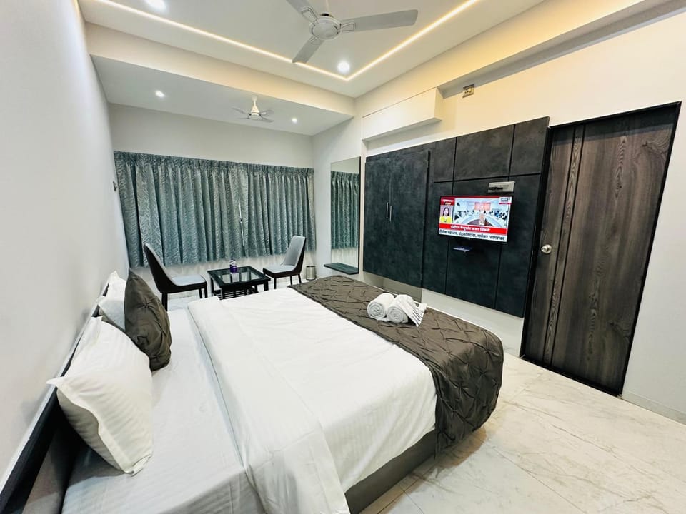 Bed, TV and multimedia, Photo of the whole room