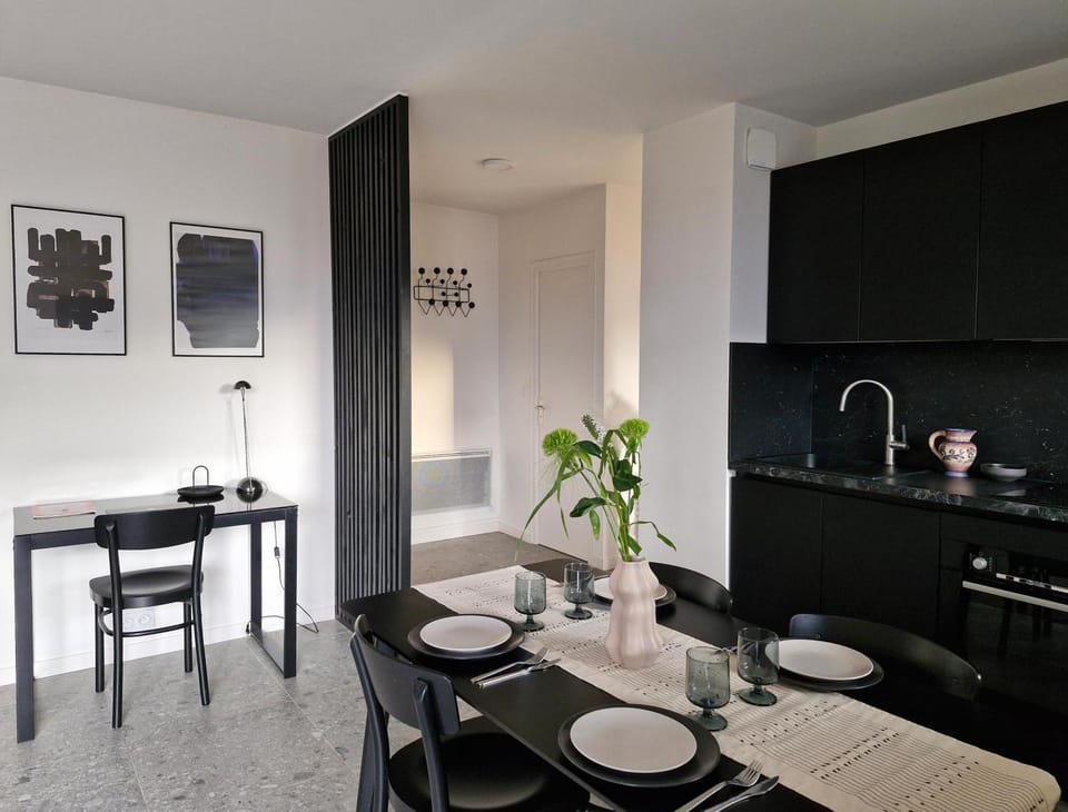 Kitchen or kitchenette, Seating area, Dining area, stove