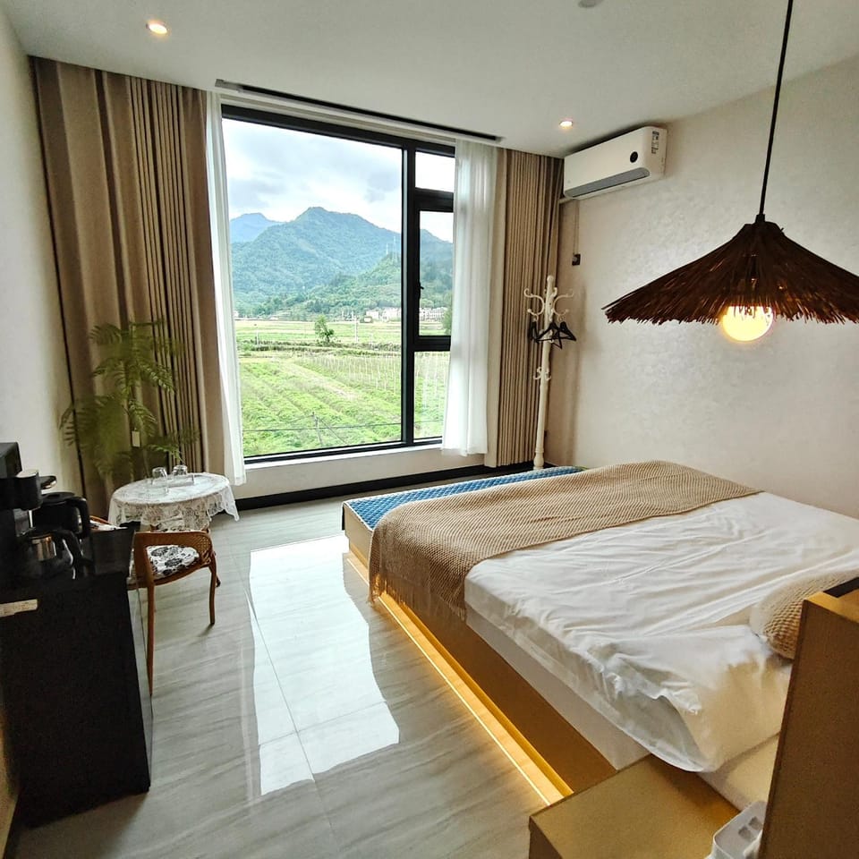 Bed, Natural landscape, Photo of the whole room, Bedroom, Mountain view, air conditioner