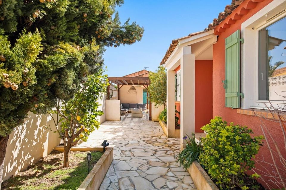 Villa Moderne avec Piscine Privée Bed and Breakfast in Hyères