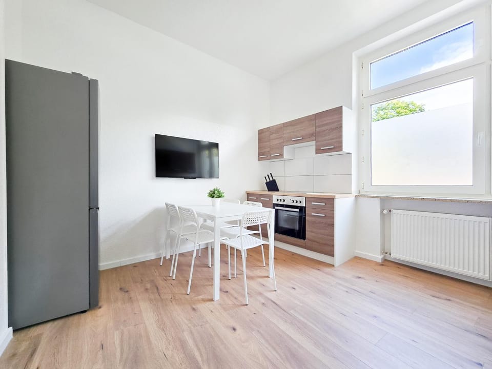 TV and multimedia, Coffee/tea facilities, Kitchen or kitchenette, Dining area, heating, oven, stove