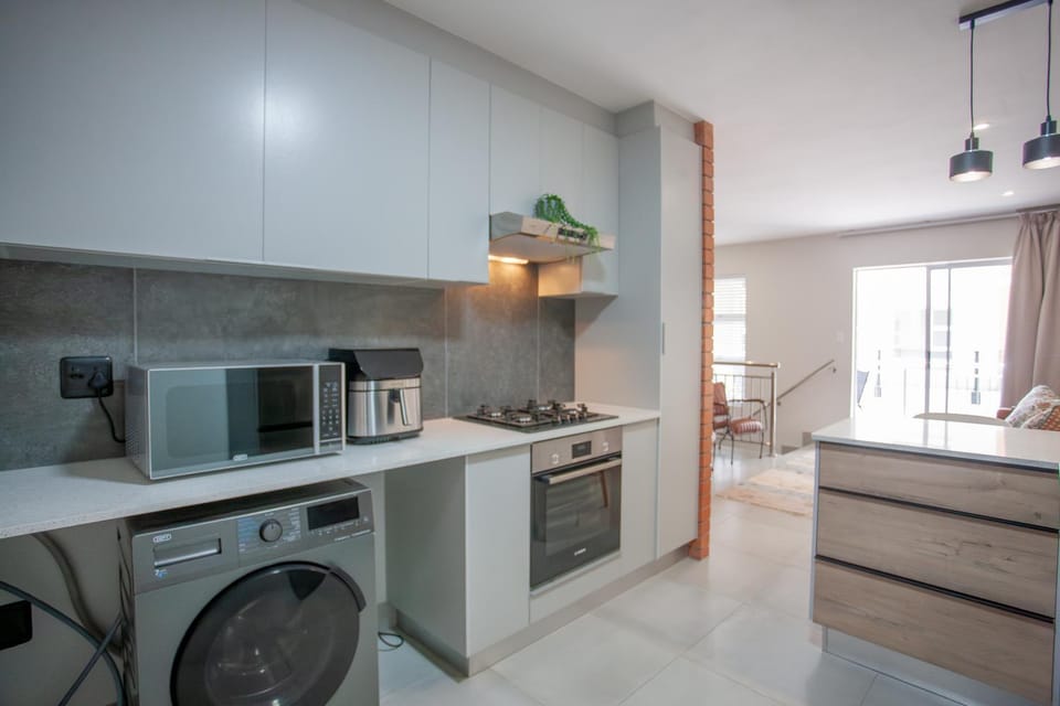 Coffee/tea facilities, Kitchen or kitchenette, oven, stove, toaster, washing machine