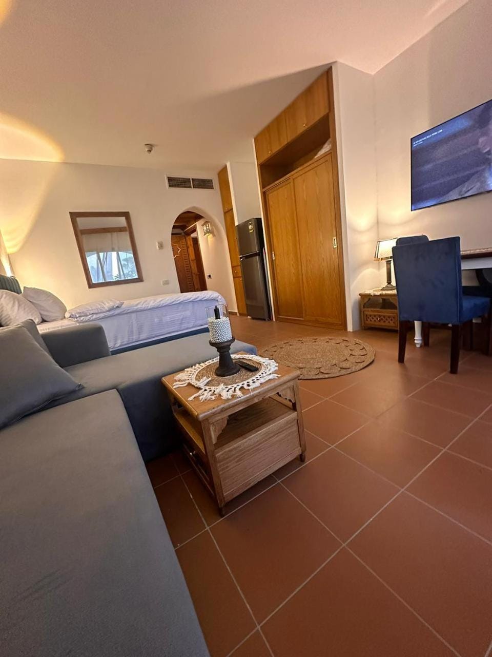 Bed, TV and multimedia, Living room, Photo of the whole room, Seating area, Bedroom