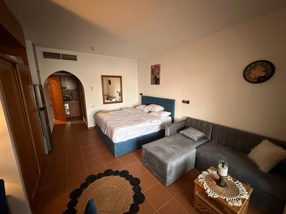 Bed, Living room, Photo of the whole room, Seating area, Bedroom