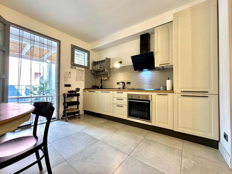 Kitchen or kitchenette, Dining area, dishwasher, oven, stove