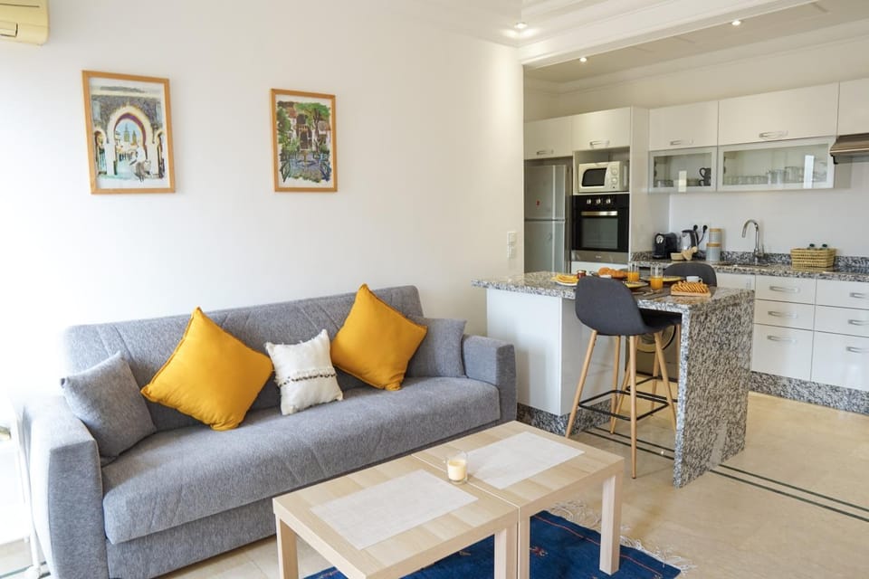 Seating area, Dining area, minibar