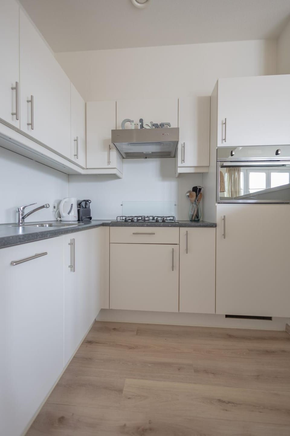 Kitchen or kitchenette, dishwasher, stove