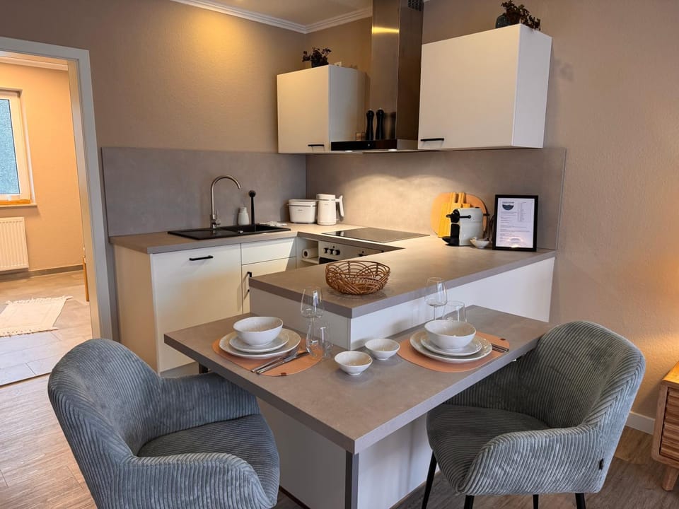 Coffee/tea facilities, Kitchen or kitchenette, Dining area, toaster