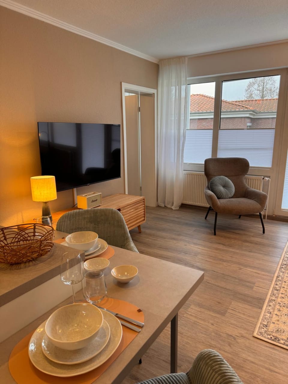 TV and multimedia, Living room, Seating area, Dining area