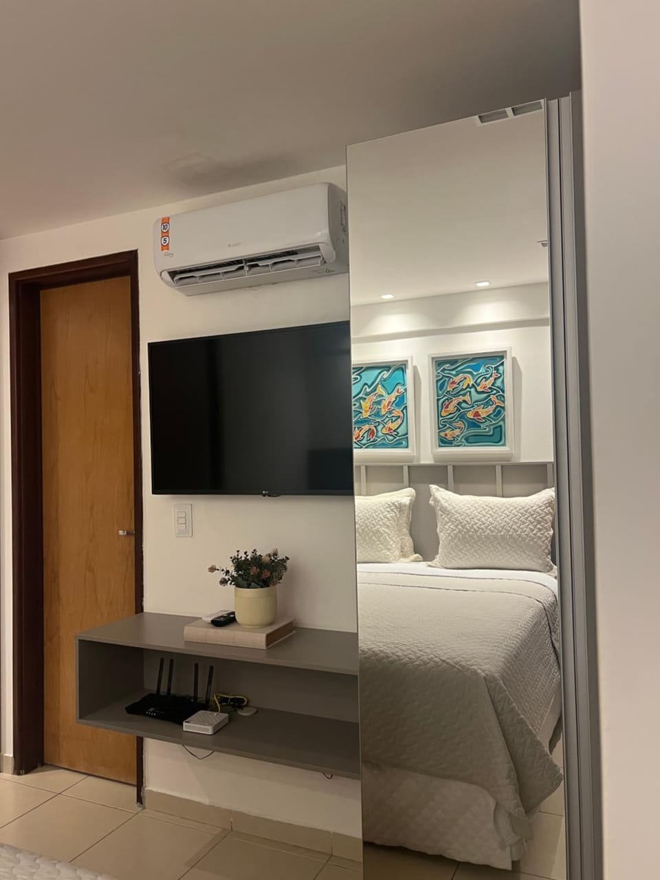TV and multimedia, Photo of the whole room, air conditioner
