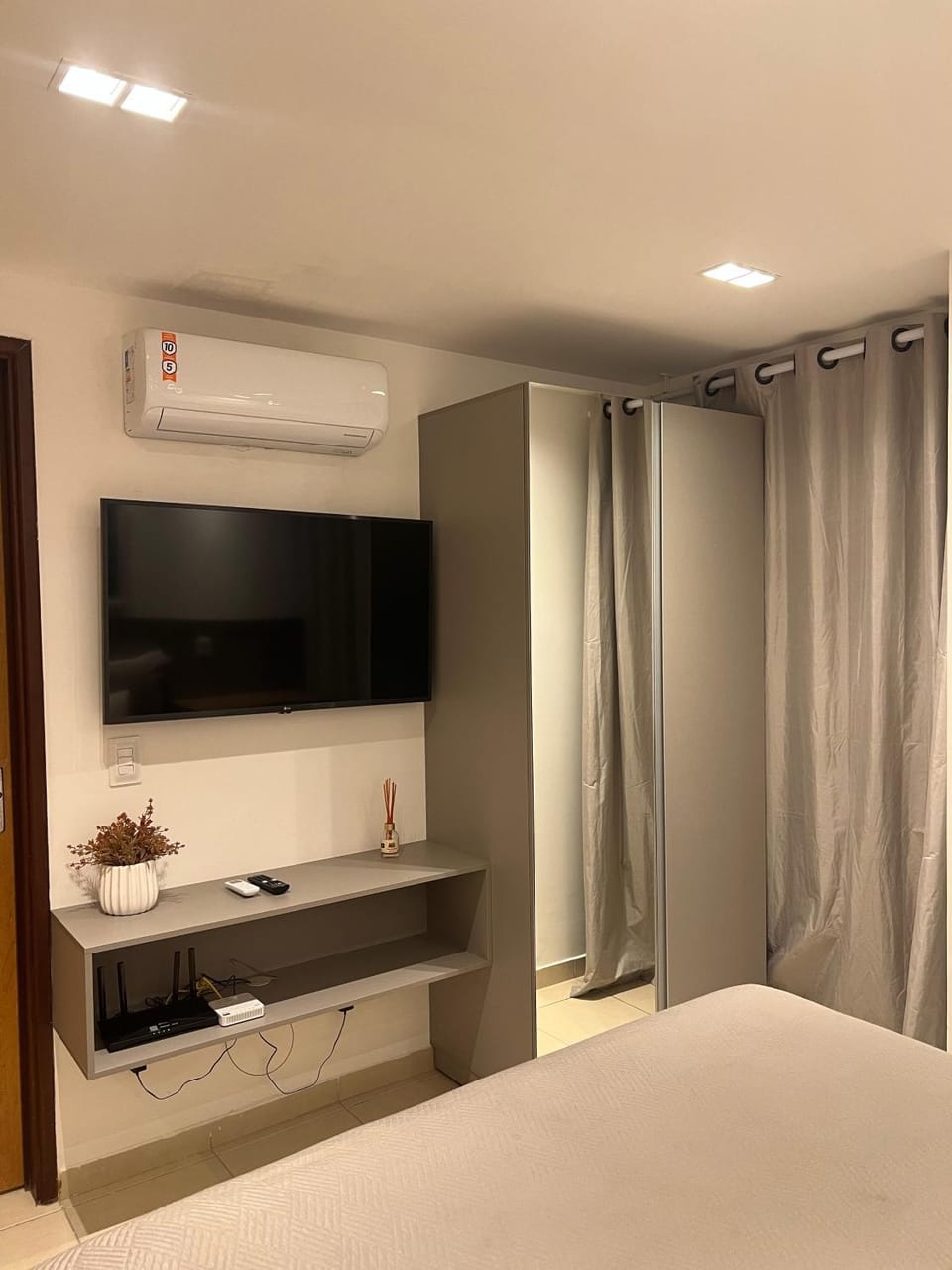 TV and multimedia, Photo of the whole room, air conditioner