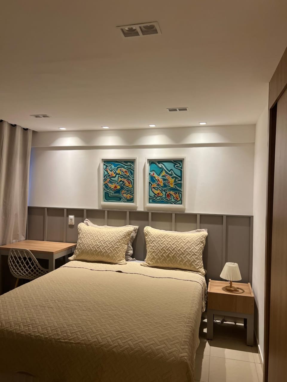Bed, Photo of the whole room, Seating area, Bedroom