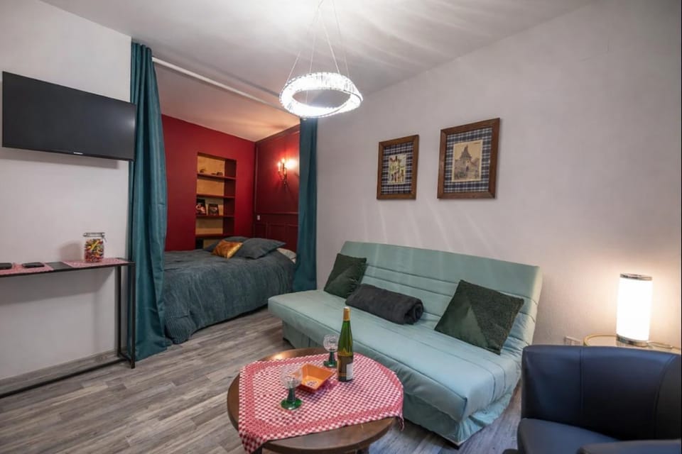 TV and multimedia, Living room, Food and drinks, Seating area, Dining area