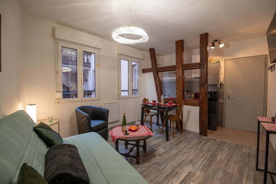 Kitchen or kitchenette, Living room, Seating area, Dining area