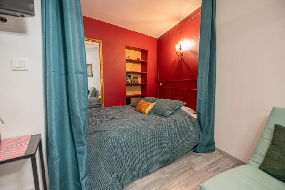 Bed, TV and multimedia, Photo of the whole room, Bedroom