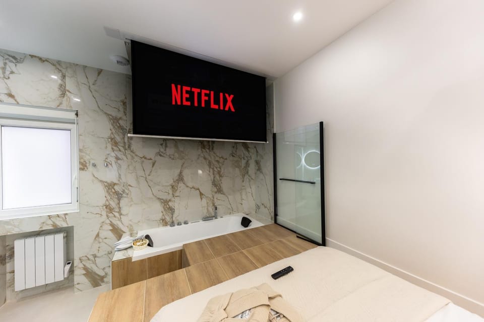 TV and multimedia, Photo of the whole room, Bedroom