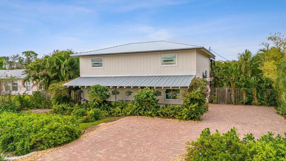 Luxury Tropical Oasis-4 BedRm Private Pool Retreat House in Lee County