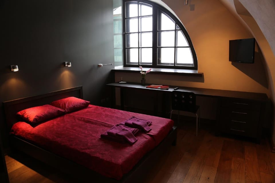Bed, TV and multimedia, Photo of the whole room, Bedroom