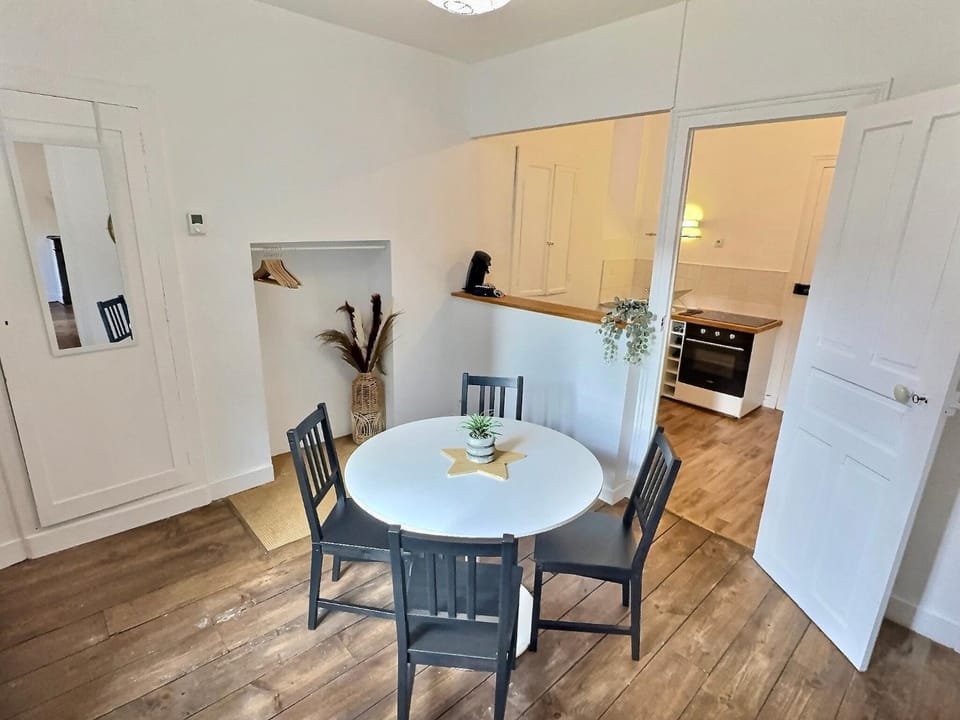 Kitchen or kitchenette, Living room, Dining area, minibar, oven, stove