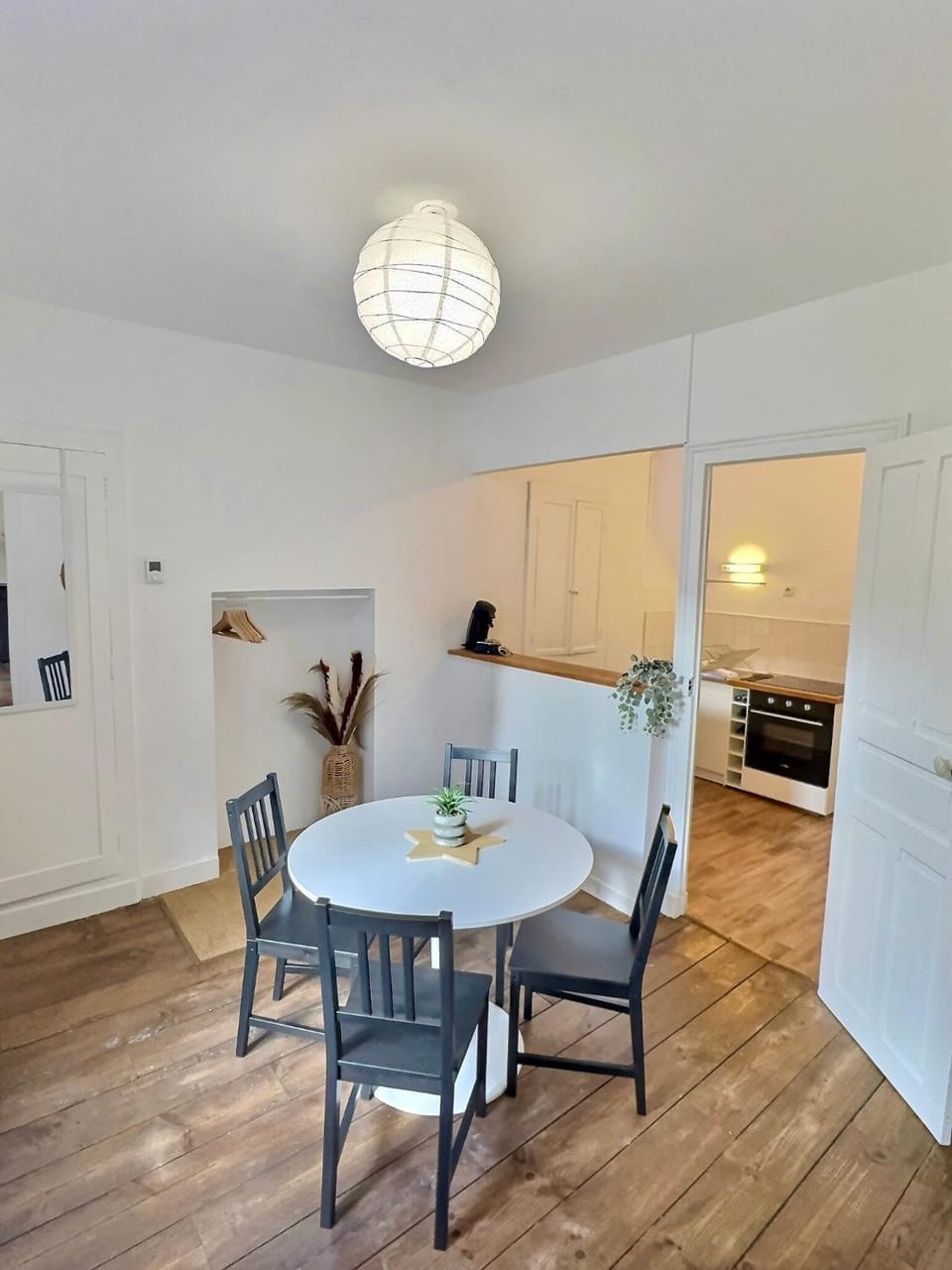 Kitchen or kitchenette, Seating area, Dining area