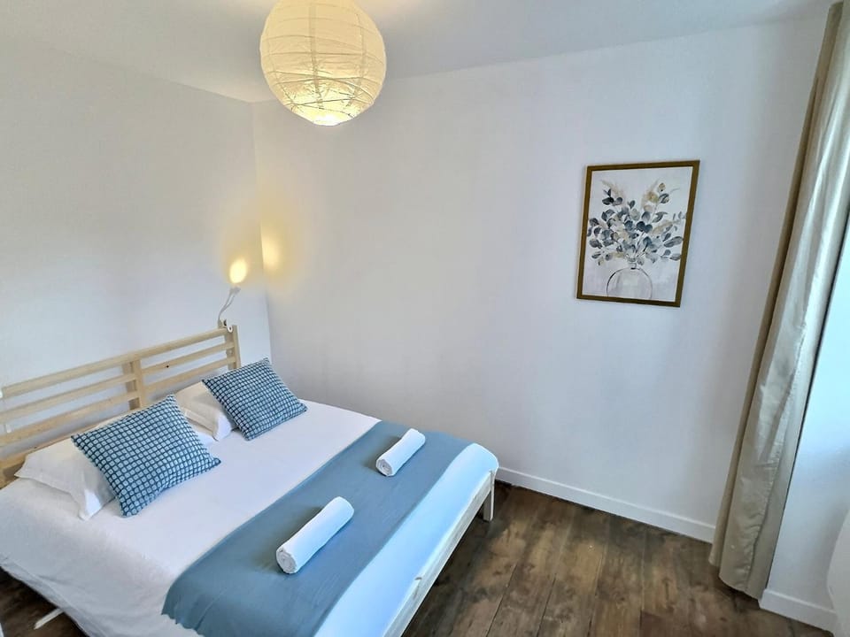 Photo of the whole room, Bedroom