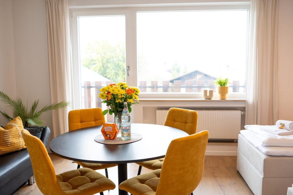Bed, Living room, Photo of the whole room, Seating area, Dining area, Bedroom
