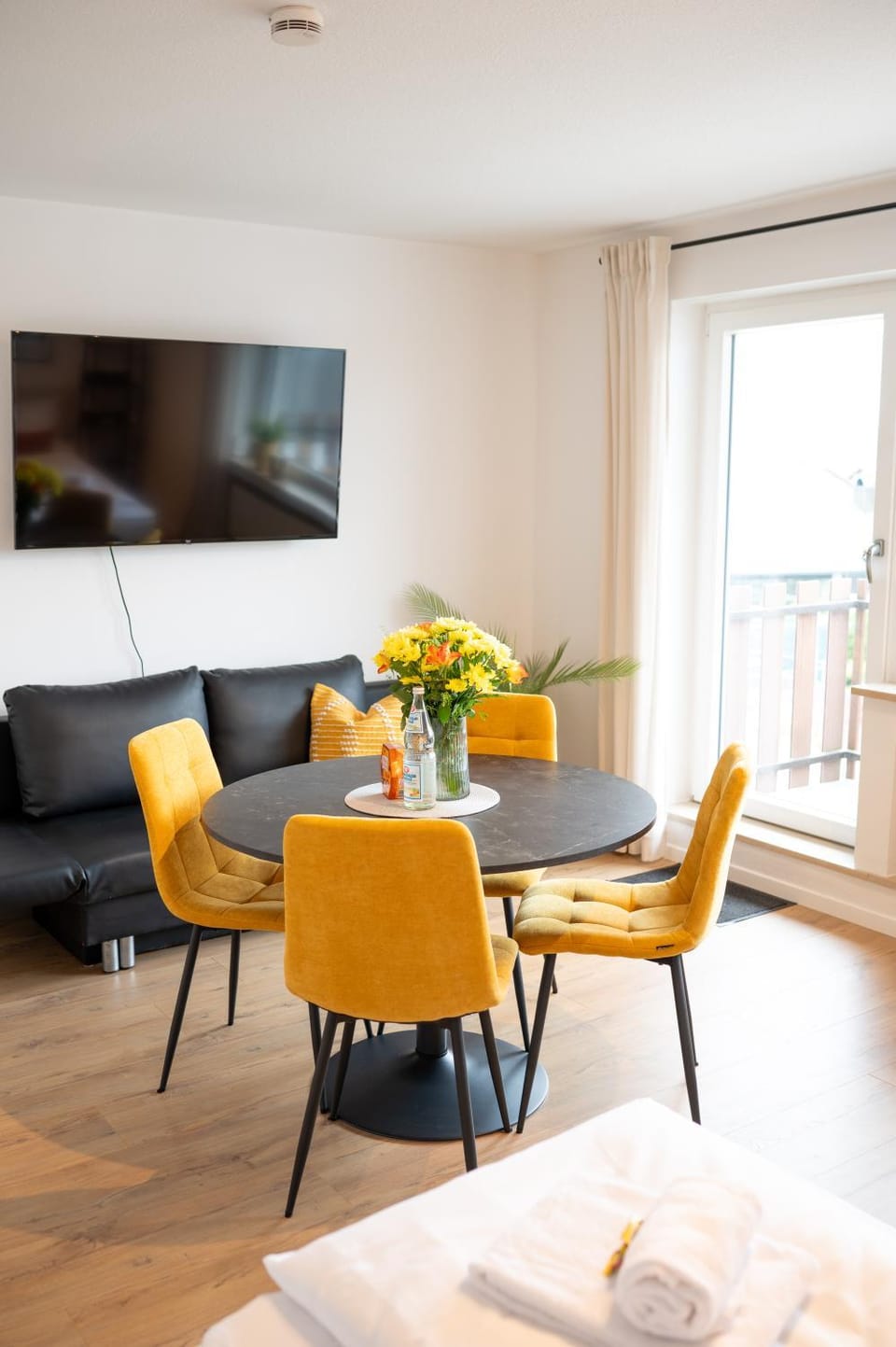 TV and multimedia, Living room, Seating area, Dining area