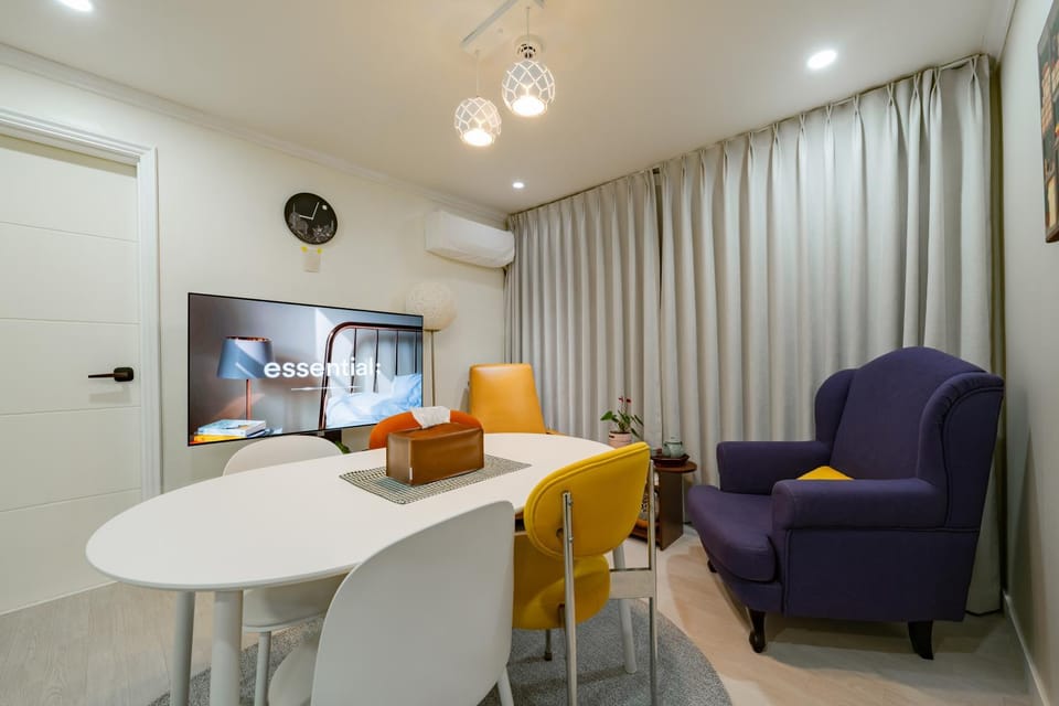 TV and multimedia, Living room, Seating area, Dining area, air conditioner