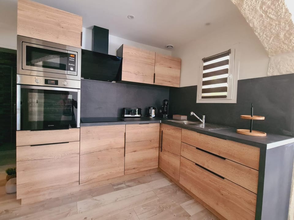 Coffee/tea facilities, Kitchen or kitchenette, dishwasher, oven, stove, toaster