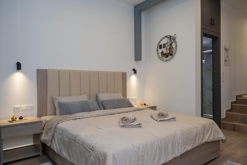 Photo of the whole room, Bedroom, towels