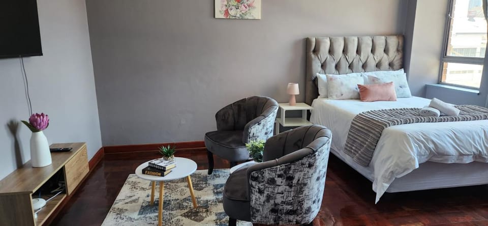 Bed, TV and multimedia, Living room, Photo of the whole room, Seating area, Bedroom, towels