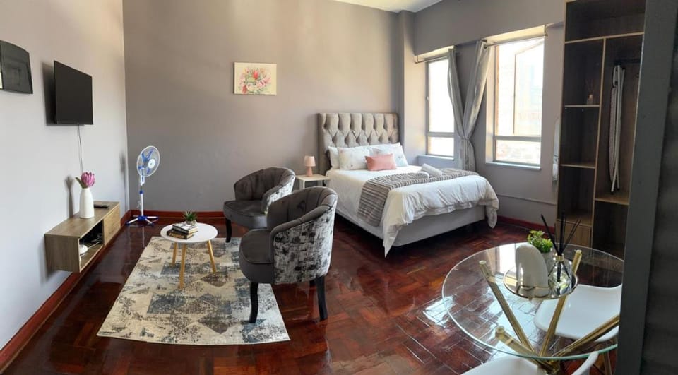 Bed, TV and multimedia, Living room, Photo of the whole room, Seating area, Dining area, Bedroom