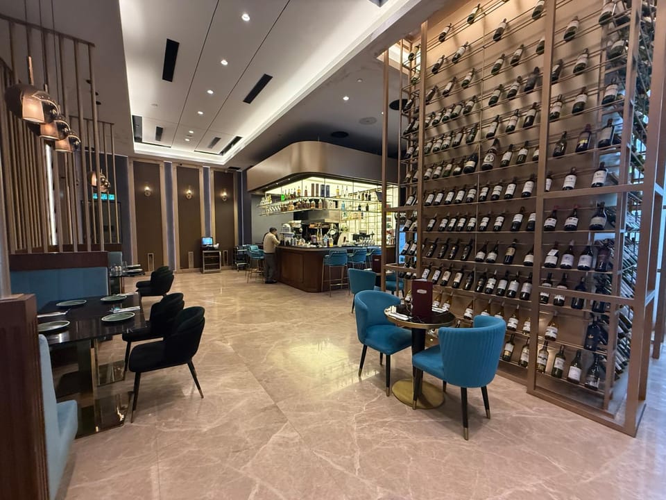 Restaurant/places to eat, Lounge or bar