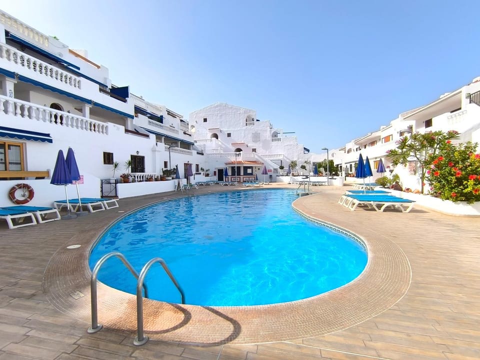 Day, Swimming pool, sunbed