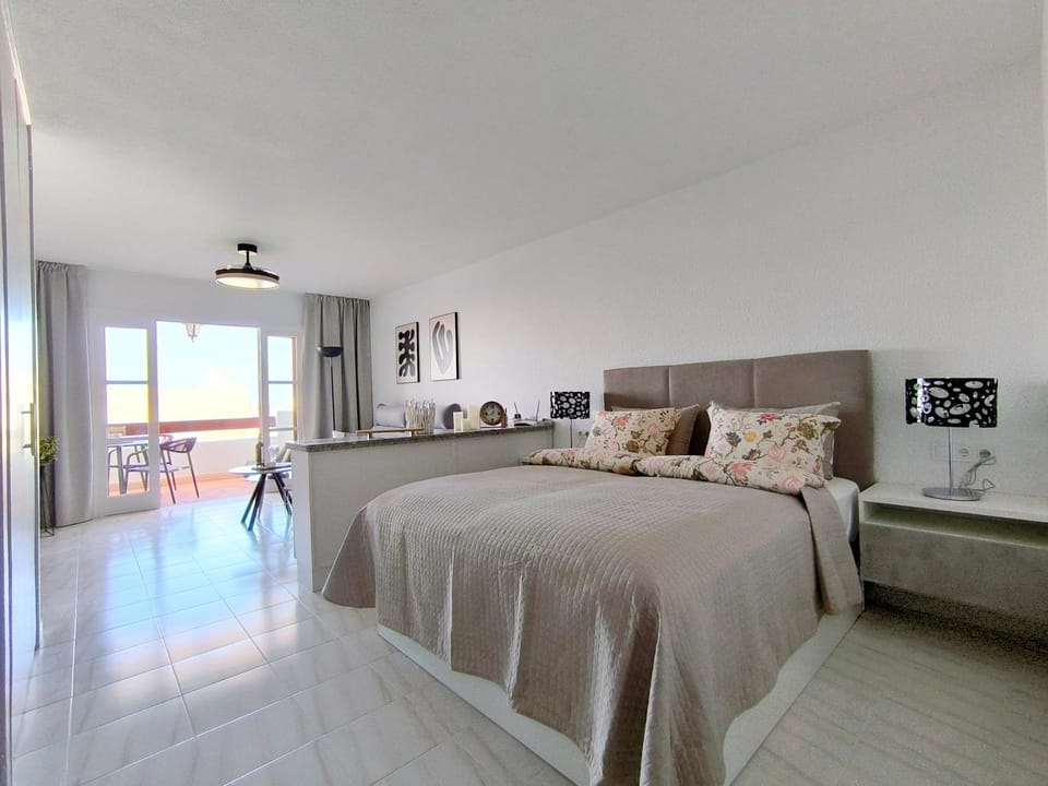 Bed, Living room, furniture