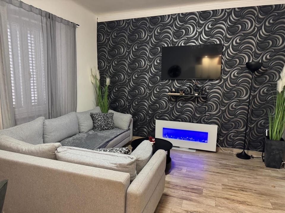 Apartment Lorena s dvorištem-with garden -prizemlje,EG,pianterreno,ground floor,FREE PARKING Apartment in Rijeka