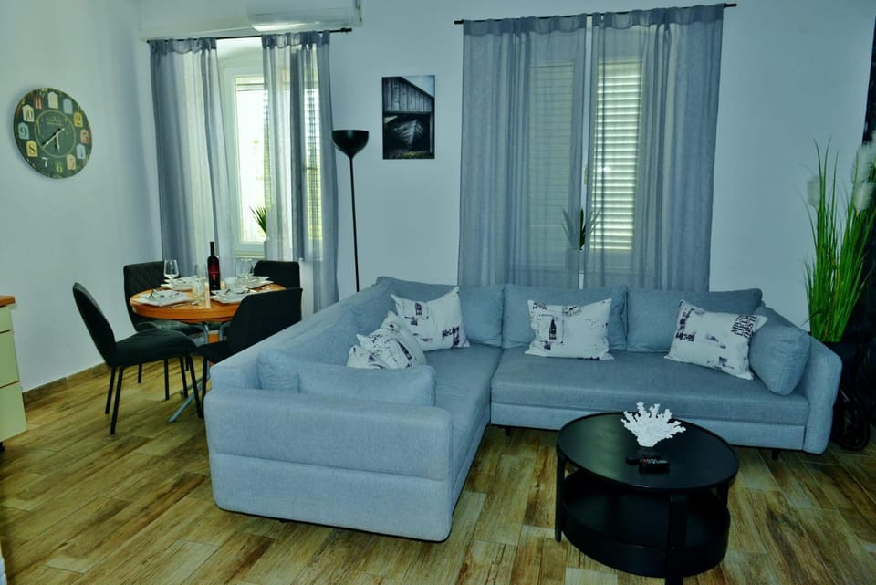 Apartment Lorena s dvorištem-with garden -prizemlje,EG,pianterreno,ground floor,FREE PARKING Apartment in Rijeka