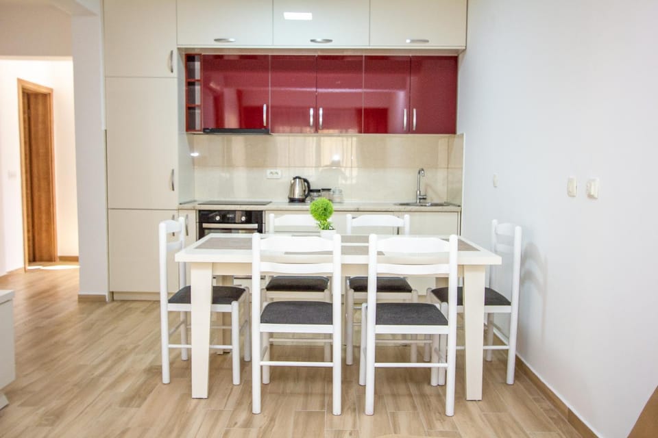 Kitchen or kitchenette, Dining area, stove