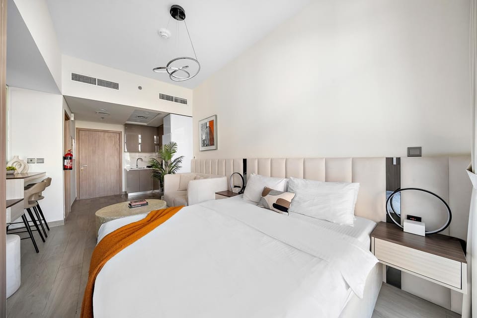 Bed, Living room, Photo of the whole room, Seating area, Bedroom, fireplace, hair dresser, air conditioner