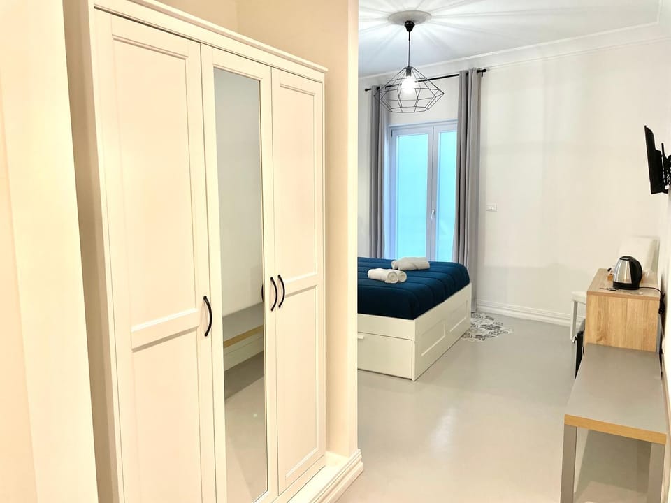 Bed, Photo of the whole room, Bedroom, wardrobe