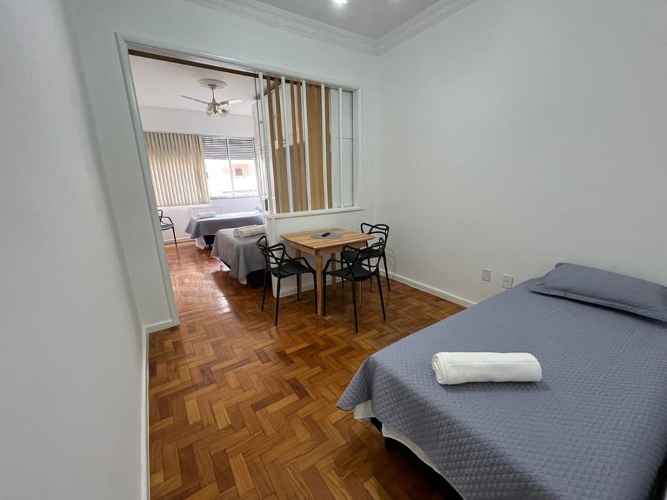 Dois minutos à pé da Praia de Copa, com conforto e praticidade. Apartment in Rio de Janeiro