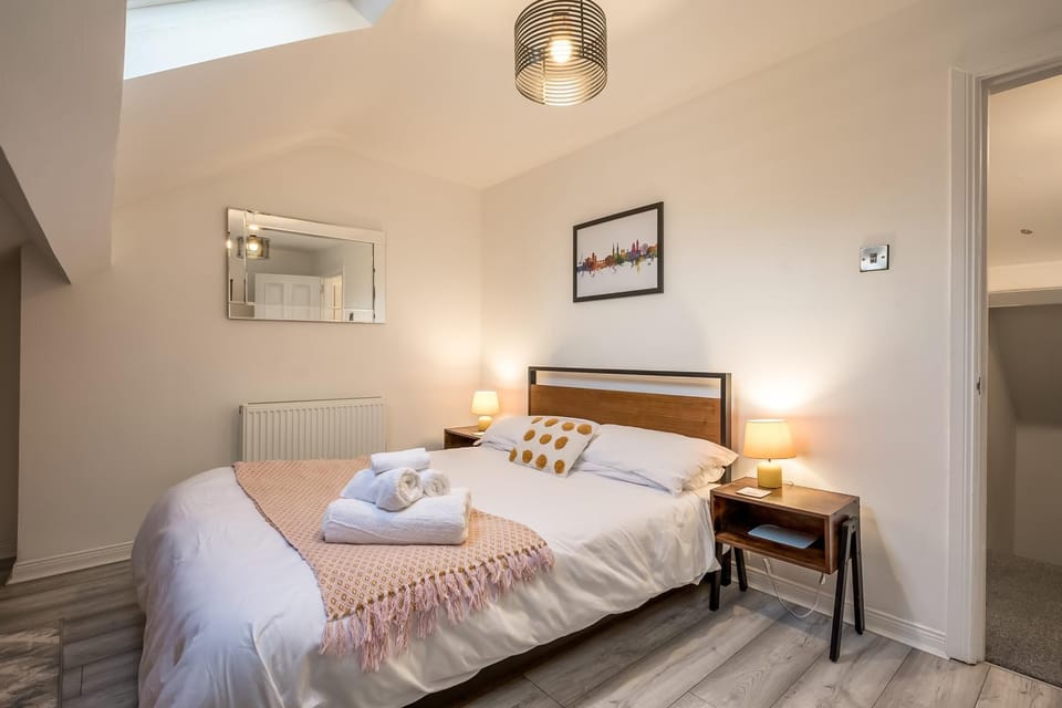 Bed, Photo of the whole room, Bedroom, towels
