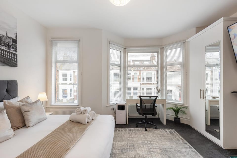 Kensal Balcony Rise Apartment in London