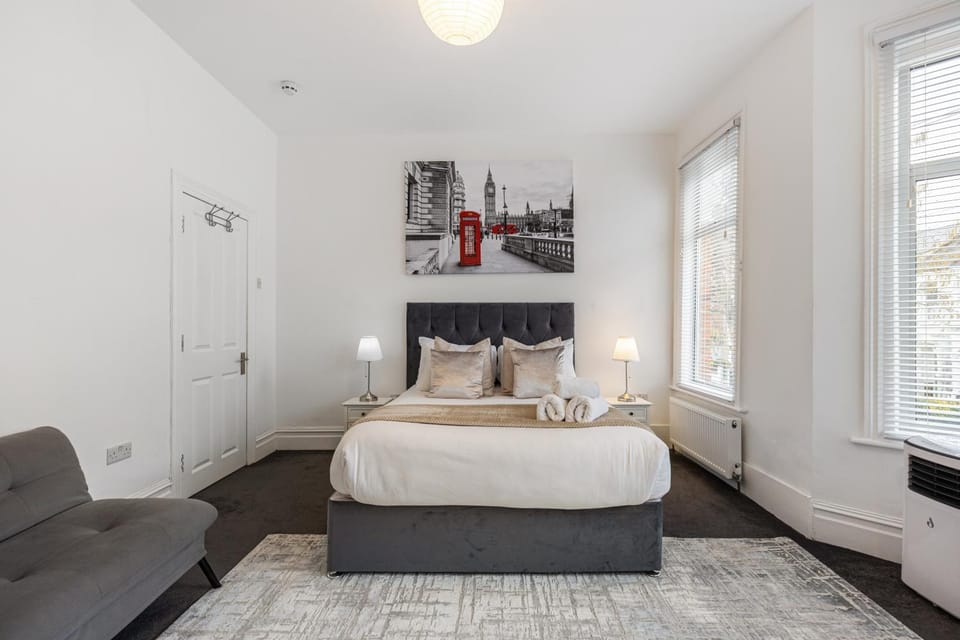 Kensal Balcony Rise Apartment in London