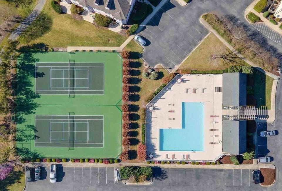 Property building, Neighbourhood, Bird's eye view, Tennis court, Pool view, Swimming pool, Location
