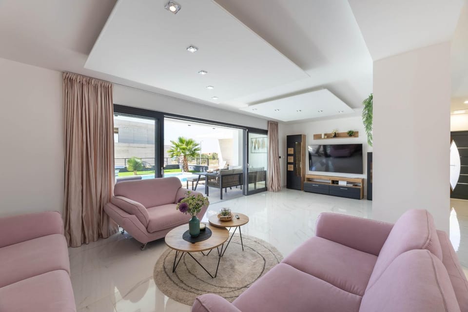 Communal lounge/ TV room, TV and multimedia, Living room, Seating area