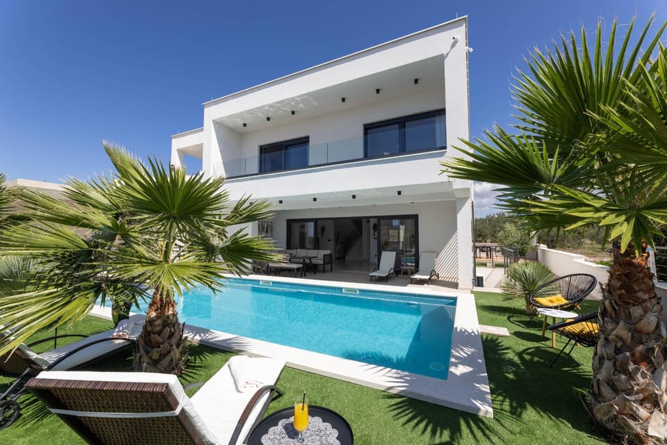 Property building, Patio, Day, Garden view, Pool view