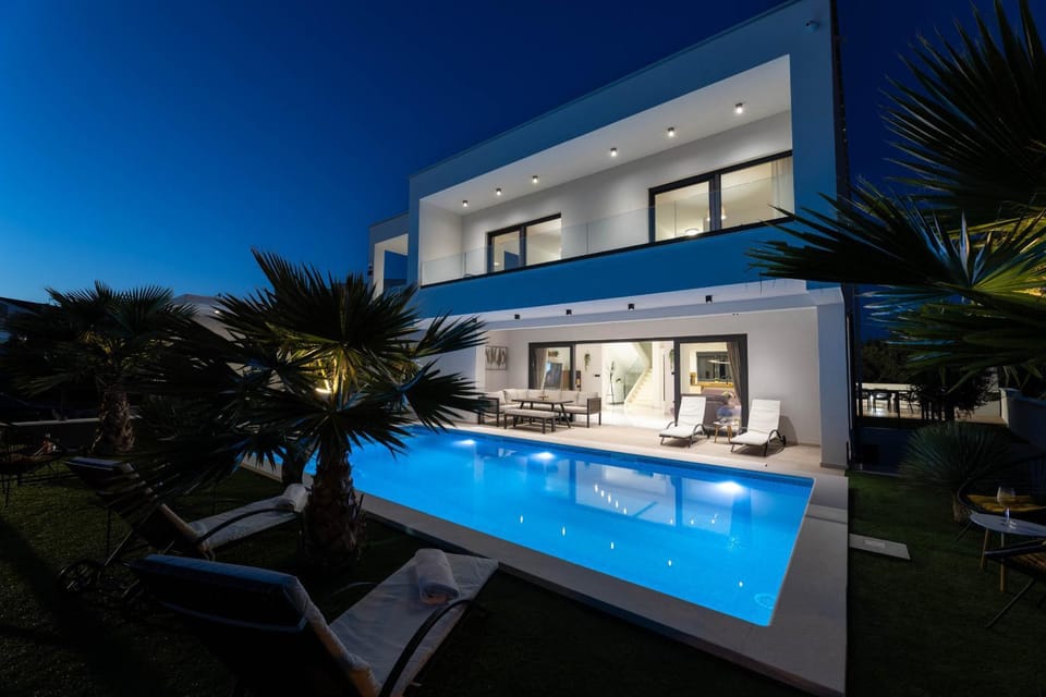 Property building, Pool view, Swimming pool, sunbed