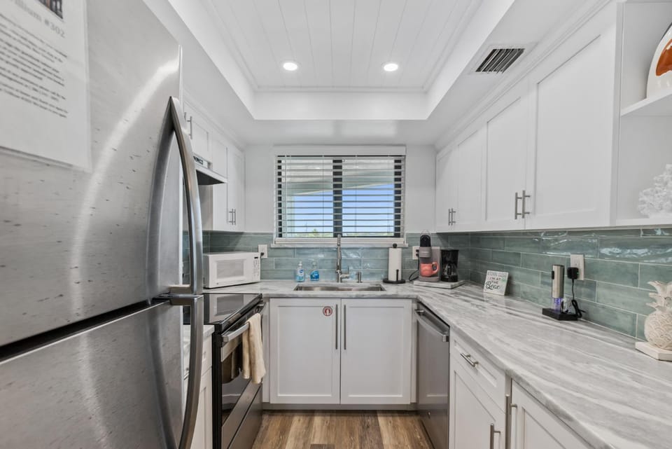 Kitchen or kitchenette, dishwasher, oven